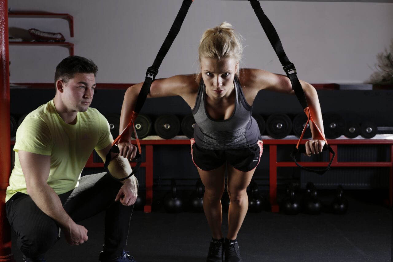 Bilden visar person som tränar i ett gym utrustat med kettlebells och HEX hantlar