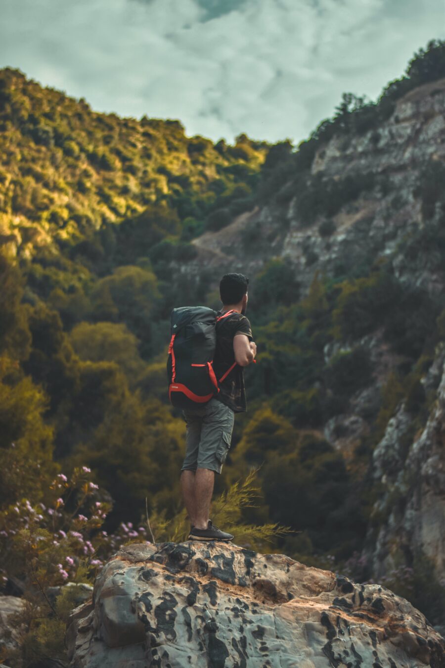 Bilden visar man på fjällvandring med en praktisk vandringryggsäck, som enkelt rymmer CNOC Outdoors vattenbehållare och CNOC Outdoors hopfällbara flaska