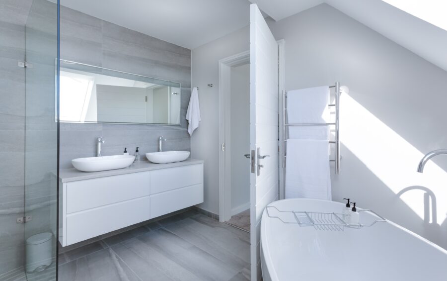 Bilden visar ett badrum. Måttbeställda duschväggar och måttbeställda duschdörrar till dina duschörnor i badrummet.