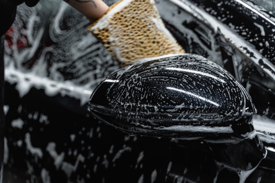 Bilden visar rengöring av ett fordon. Med alkalisk avfettning, luktsanering och mögelsanering kan du enkelt rengöra bilen och få bort dålig lukt från kupén samtidigt.