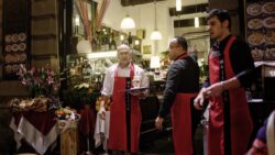 Bilden visar personer i restaurangkläder. Segers har restaurangkläder. Letar du efter bästa vårdkläderna hittar du dessa hos Hejco vårdkläder samt Smila vårdkläder.