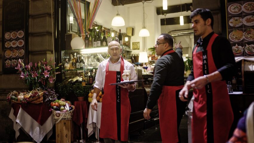 Bilden visar personer i restaurangkläder. Segers har restaurangkläder. Letar du efter bästa vårdkläderna hittar du dessa hos Hejco vårdkläder samt Smila vårdkläder.