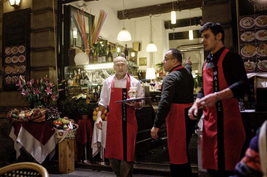 Bilden visar personer i restaurangkläder. Segers har restaurangkläder. Letar du efter bästa vårdkläderna hittar du dessa hos Hejco vårdkläder samt Smila vårdkläder.