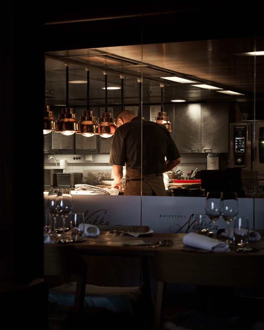 Bilden visar en kock i ett restaurangkök. Stekbord ökar effektiviteten i köket och gör det enklare att leverera mat av högsta kvalitet.