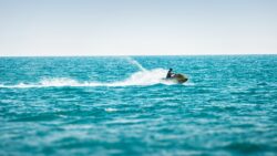 Bilden visar en person på vattenskoter. Förarbevis för vattenskoter krävs idag för att köra vattenskoter och jetski.