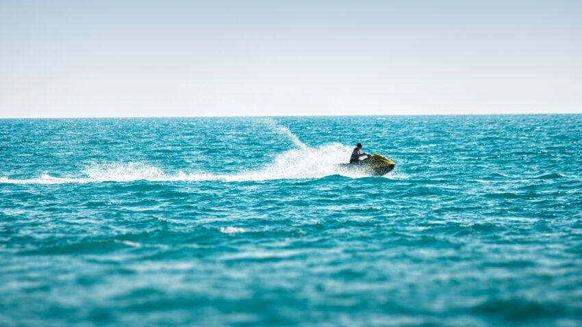Bilden visar en person på vattenskoter. Förarbevis för vattenskoter krävs idag för att köra vattenskoter och jetski.