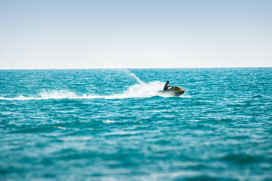 Bilden visar en person på vattenskoter. Förarbevis för vattenskoter krävs idag för att köra vattenskoter och jetski.