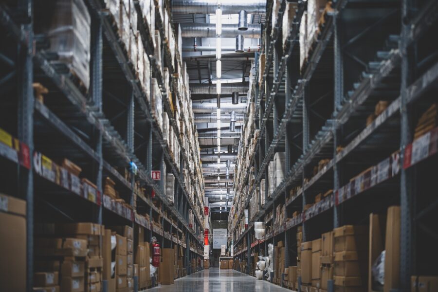 Bilden visar en lagerlokal eller ett 3PL lager i Sverige. Anlita ett bemanningsföretag lager med en egen personalpool för att hyra truckförare, lagerplock och lagerpackare till dina lagerlokaler.