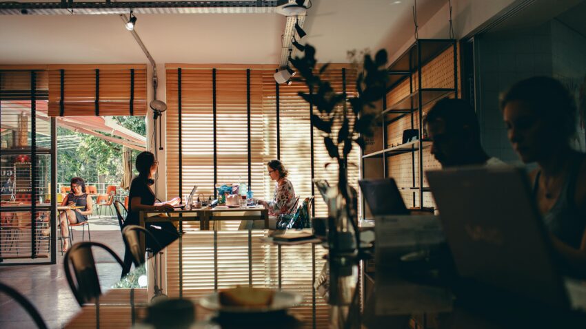 Bilden visar ett företagshotell eller kontorshotell. Flexibla kontor och coworking spaces finns i Stockholm på City Office och på WTC - World Trade Center i Göteborg.