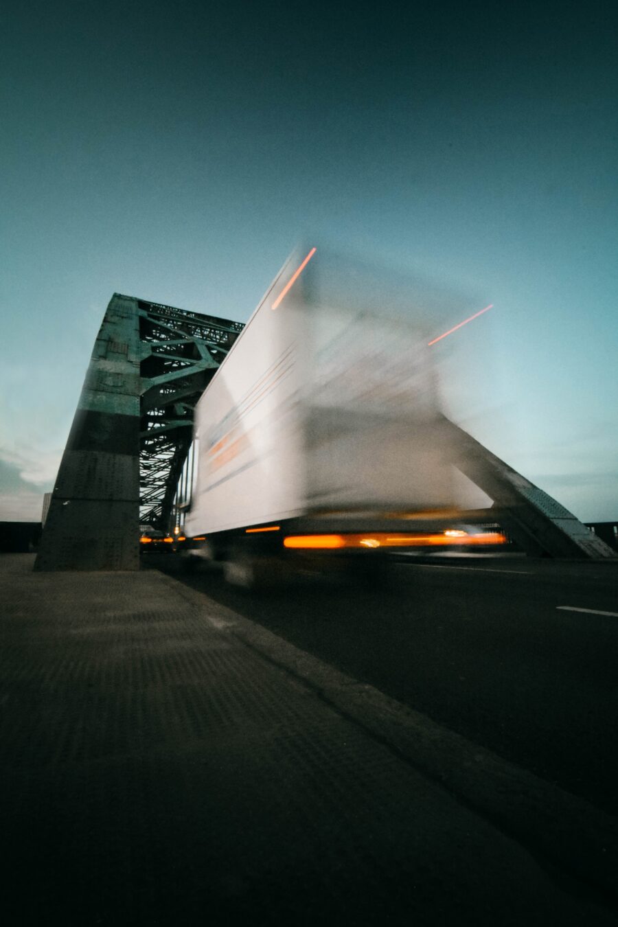 Bilden visar en lastbil som utför en express transport.